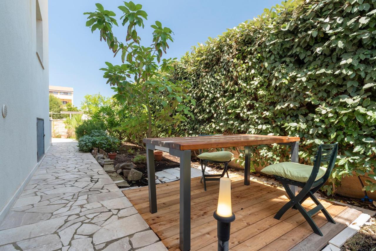 Charming Seafront Apartment With Garden And Patio Fertilia Exterior foto